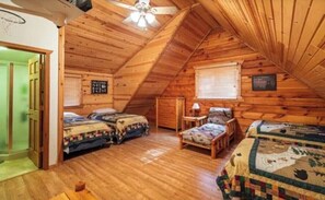 3 bedrooms, free WiFi, bed sheets - 
Beautiful cabin located near Three Bears Park / Jellystone (Warrens)