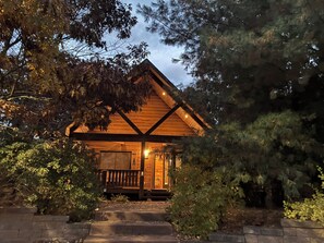 Exterior detail - 
Beautiful cabin located near Three Bears Park / Jellystone (Warrens)