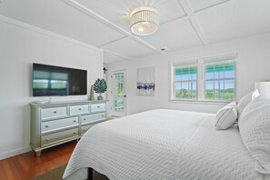 3 bedrooms, desk, iron/ironing board, free WiFi - A peaceful, marsh-front retreat designed for easy coastal living, thoughtful details, and unhurried time together. (Tybee Island)