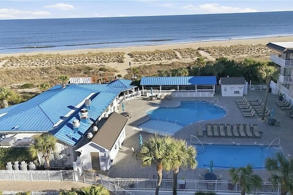 Take a break from the salt and sand.
An onsite pool for relaxed afternoons and post-beach dips.
Convenient, uncrowded, and just steps from your stay.