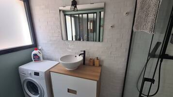 Douche, sĂšche-cheveux, serviettes fournies, papier toilette