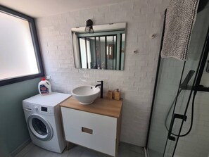 Regadera, secadora de cabello, toallas, papel de baño 