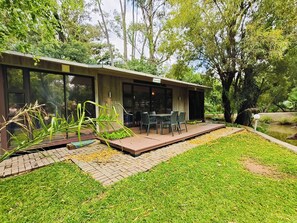 Suite clásica, vista al lago | Restaurante al aire libre