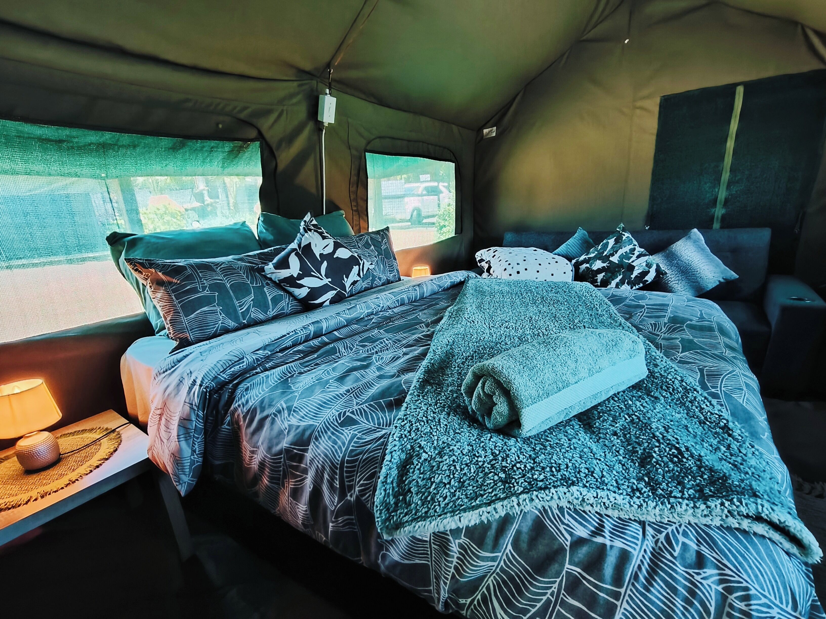 Tienda de campaña de lujo, vista al parque | Tabla de planchar con plancha 