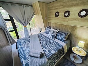 Luxury Chalet, Lake View - Lost Valley Farm Lodge (Rustenburg)