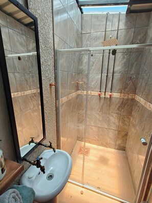 Tienda de campaña de lujo, vista al parque | Baño | Regadera, secadora de cabello, pantuflas, toallas 