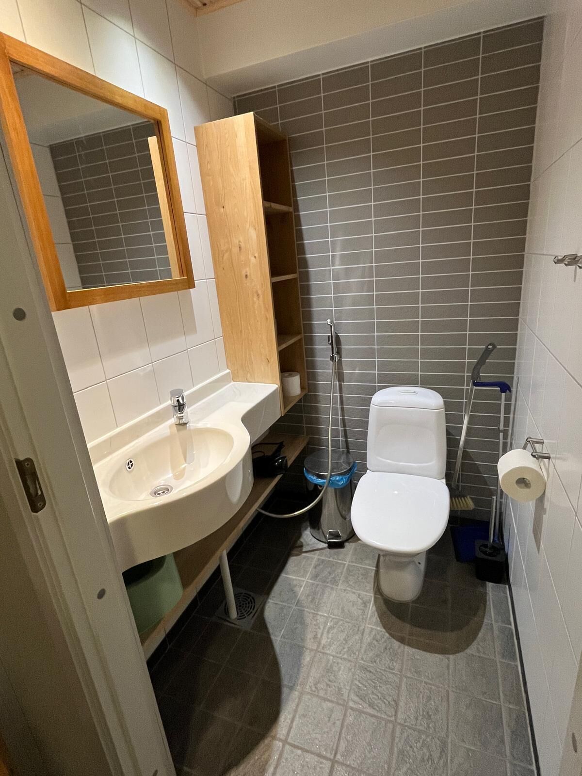 Un baño pequeño con lavamanos, inodoro y espejo.