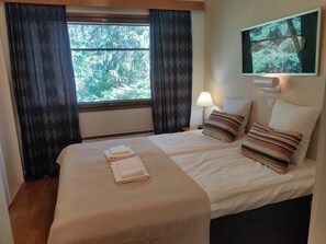 3 bedrooms, iron/ironing board, WiFi, bed sheets