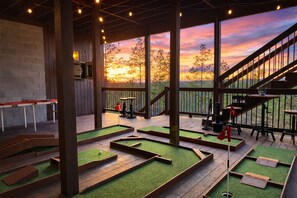 Interior - Best Views & Sunset in Hochatown + 3 Decks + Putt-Putt + EV Charger (Broken Bow)
