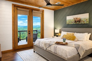 4 bedrooms, iron/ironing board, travel cot, free WiFi - Best Views & Sunset in Hochatown + 3 Decks + Putt-Putt + EV Charger (Broken Bow)