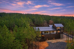 Exterior - Best Views & Sunset in Hochatown + 3 Decks + Putt-Putt + EV Charger (Broken Bow)