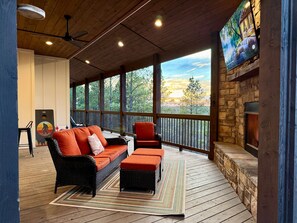 Interior - Best Views & Sunset in Hochatown + 3 Decks + Putt-Putt + EV Charger (Broken Bow)