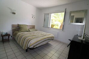 Bügeleisen/Bügelbrett, Internetzugang, Bettwäsche