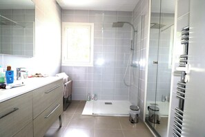 Dusche, Haartrockner, Handtücher