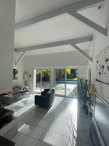 Villa 8 people, walking distance to town center and lake, near golf course.  Heated swimming pool.