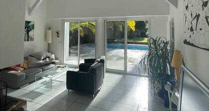 Villa 8 people, walking distance to town center and lake, near golf course. Heated swimming pool.