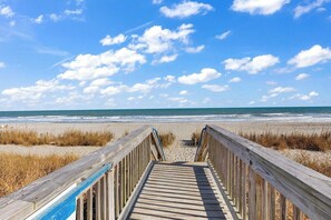 On the beach - Ocean Front Luxury! 3BR Resort Amenities, 20th Floor condo (Myrtle Beach)