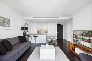 Apartment | Living room - Chic 1-bedroom Apartment With Pool (Brisbane)