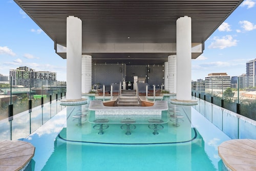 Chic 1-bedroom Apartment With Pool