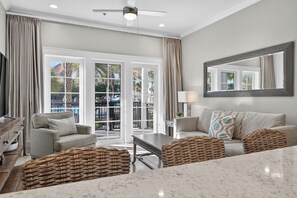 Smart TV - Beach Loft~Resort~Spa~Lazy River~Sleeps 6~Kitchen~Private terrace poolside. (Destin)