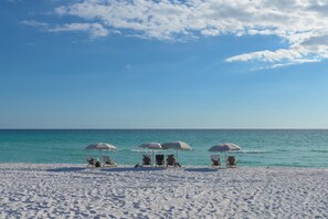 Beach nearby - Beach Loft~Resort~Spa~Lazy River~Sleeps 6~Kitchen~Private terrace poolside. (Destin)