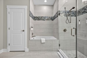 Shower, hair dryer, towels - Beach Loft~Top Floor~Sleeps 6~Spa~Lazy River~Onsite Dining~Beach Access (Destin)