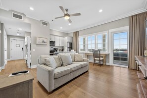 Smart TV - Beach Loft~Top Floor~Sleeps 6~Spa~Lazy River~Onsite Dining~Beach Access (Destin)