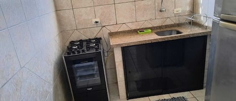 Maison Familiale, véranda | Cuisine privée | Grand réfrigérateur, micro-ondes, four, plaque de cuisson