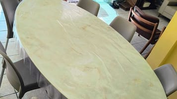 Perhetalo, lanai | Ruokailu