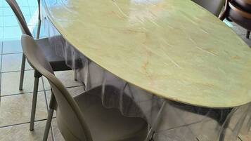 Casa família, varanda coberta | Opções para refeição