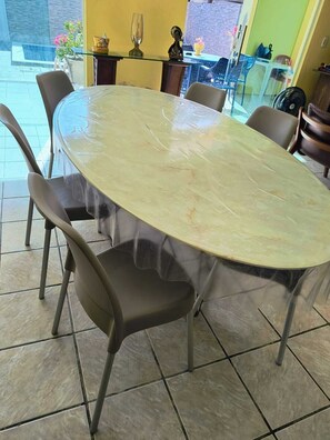 Family House, Lanai | Dining