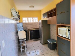 Perhetalo, lanai | Yksityinen keittiö | Täysikokoinen jääkaappi, mikroaaltouuni, uuni, liesi