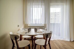 Apartment, Balcony | Dining - RentPlanet - Apartament Brzoskwiniowa (Wrocław)