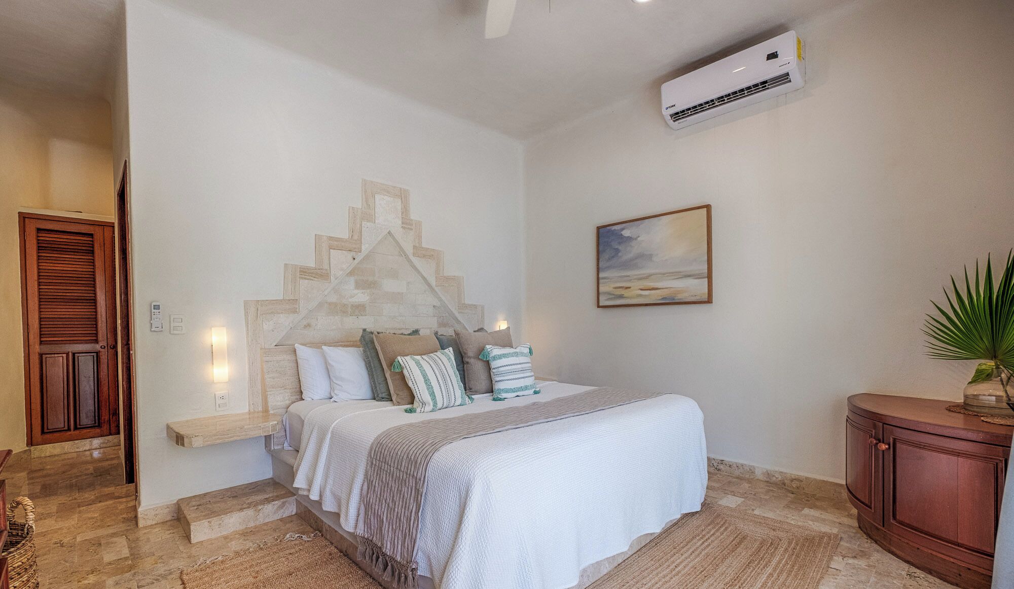 Travel crib, free WiFi, bed sheets