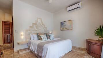 Travel crib, free WiFi, bed sheets