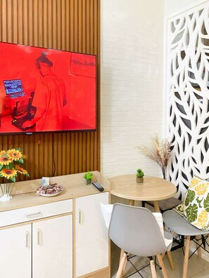 In-room dining - Warm Retreat at Shore 2 Residences (Pasay)