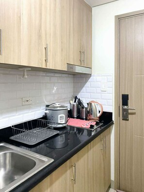 Private kitchenette - Warm Retreat at Shore 2 Residences (Pasay)