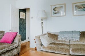 TV, fireplace - Station House Horsham (West Sussex)