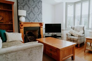 TV, fireplace - Station House Horsham (West Sussex)