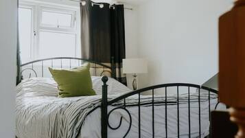 3 bedrooms, desk, iron/ironing board, WiFi