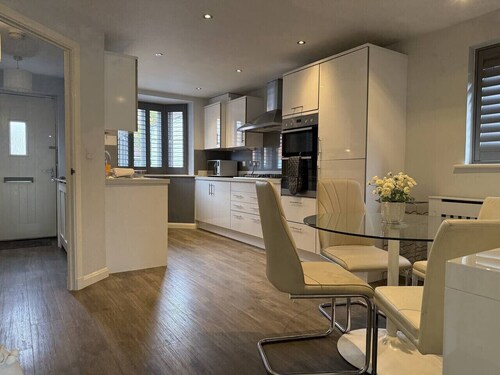 3 Bed House in Horsham Parking/Fast WIFI