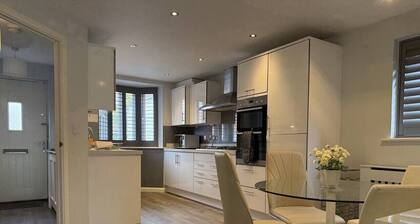 3 Bed House in Horsham Parking/Fast WIFI