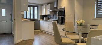 3 Bed House in Horsham Parking/Fast WIFI