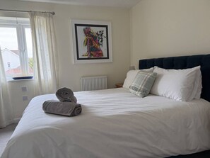 3 bedrooms, desk, iron/ironing board, free WiFi - 3 Bed House in Horsham Parking/Fast WIFI (West Sussex)