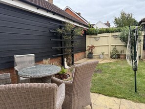 Outdoor dining - 3 Bed House in Horsham Parking/Fast WIFI (West Sussex)