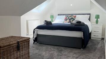 2 slaapkamers, een bureau, een strijkplank/strijkijzer, wifi