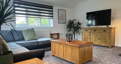 2 Bed Near Gatwick with Parking