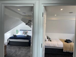 2 quartos, escrivaninha, ferros/tábuas de passar roupa