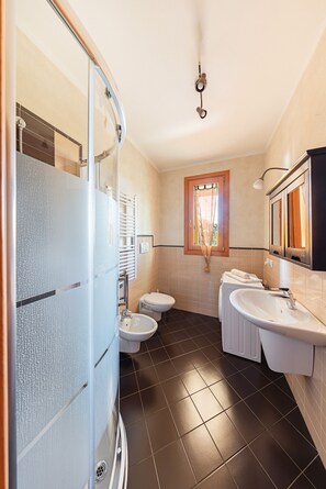 Regadera, secadora de cabello, bidet, toallas 