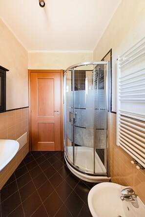 Shower, hair dryer, bidet, towels - Baglio degli Ulivi 68 with swimming pool (Sirmione)